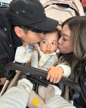Stephanie Ho Instagram - 冬至快樂！❄️☃️

祝大家和家人過一個暖笠笠的冬至💓

✈️ 
Asher’s been sleeping bad lately when we’re out and I got him this mini eye mask and it worked wonders😋 he’s super fidgety but one it’s on he switches off like magic 🥰 and also it has to be used under supervision! Voila!

#dz #dzdzdzdz