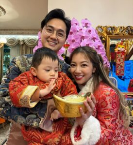 Stephanie Ho Instagram - 鄭氏一家三口祝大家龍年新年行大運💓💓💓 ㊗️ 身體健康 ㊗️ 一帆風順 小朋友快高長大～ 學業進步～ 笑口常開～ 大朋友龍馬精神～ 生意興隆～ 萬事如意～ 單身朋友仔 快d搵到適合嘅另一半～ 已婚朋友仔繼續幸福美滿甜甜蜜蜜💓 We want to wish you all a healthy and prosperous year of the dragon!! 🐉 The best is yet to come, let’s all get excited for what’s headed your way. From our family to yours:)