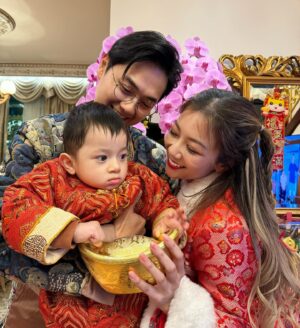 Stephanie Ho Instagram - 鄭氏一家三口祝大家龍年新年行大運💓💓💓

㊗️ 身體健康
㊗️ 一帆風順

小朋友快高長大～ 學業進步～ 笑口常開～
大朋友龍馬精神～ 生意興隆～ 萬事如意～

單身朋友仔 快d搵到適合嘅另一半～
已婚朋友仔繼續幸福美滿甜甜蜜蜜💓

We want to wish you all a healthy and prosperous year of the dragon!! 🐉 
The best is yet to come, let’s all get excited for what’s headed your way. 

From our family to yours:)
