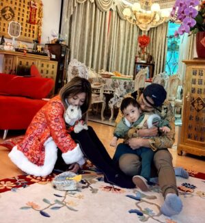Stephanie Ho Instagram - 鄭氏一家三口祝大家龍年新年行大運💓💓💓

㊗️ 身體健康
㊗️ 一帆風順

小朋友快高長大～ 學業進步～ 笑口常開～
大朋友龍馬精神～ 生意興隆～ 萬事如意～

單身朋友仔 快d搵到適合嘅另一半～
已婚朋友仔繼續幸福美滿甜甜蜜蜜💓

We want to wish you all a healthy and prosperous year of the dragon!! 🐉 
The best is yet to come, let’s all get excited for what’s headed your way. 

From our family to yours:)