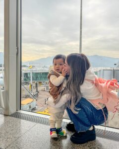 Stephanie Ho Instagram - 冬至快樂！❄️☃️ 祝大家和家人過一個暖笠笠的冬至💓 ✈️ Asher’s been sleeping bad lately when we’re out and I got him this mini eye mask and it worked wonders😋 he’s super fidgety but one it’s on he switches off like magic 🥰 and also it has to be used under supervision! Voila! #dz #dzdzdzdz