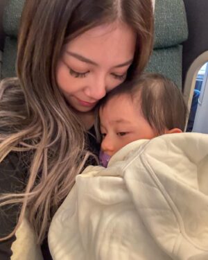 Stephanie Ho Instagram - 冬至快樂！❄️☃️

祝大家和家人過一個暖笠笠的冬至💓

✈️ 
Asher’s been sleeping bad lately when we’re out and I got him this mini eye mask and it worked wonders😋 he’s super fidgety but one it’s on he switches off like magic 🥰 and also it has to be used under supervision! Voila!

#dz #dzdzdzdz