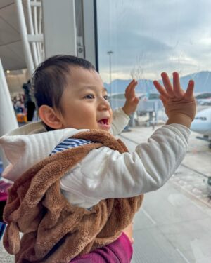 Stephanie Ho Instagram - 冬至快樂！❄️☃️

祝大家和家人過一個暖笠笠的冬至💓

✈️ 
Asher’s been sleeping bad lately when we’re out and I got him this mini eye mask and it worked wonders😋 he’s super fidgety but one it’s on he switches off like magic 🥰 and also it has to be used under supervision! Voila!

#dz #dzdzdzdz