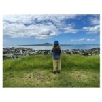 Stephanie Sigman Instagram - 🇳🇿 💙 1. Favorite jeans of the season 2. Takapuna 3. Auckland Zoo 4. Mama Working 5. 🚀 hugger 6. Hawk ( with a kiwi accent) 7. Joy and I about to watch ‘THE PICTURE OF DORIAN GRAY’ play with the most mind Blowing performance of #ErynJeanNorvill 🙌🏽👏🏽 8. Happiness 9. Black Sand beach 10. Best bussiness name