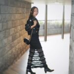 Stephy Tang Lai-Yan Instagram - 從去年11月演唱會後開始到現在 一直都集中在電影上🎬 謝票了兩部戲 也拍了兩部戲 非常充實刺激 腦袋也不停轉換不同的角色🤯 有時候在準備工作前 都要好好想清楚 我今天是哪一位😆 就像「白晝如焚」拍攝的時候 也大概是這種情緒🫨 #白晝如焚上映中 wardrobe: @SandroParis #SandroParis #SpringSummer24 #SS24 Hair: @myos_ritzlam Makeup: Cyrus Lee