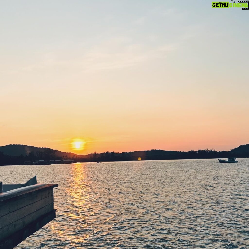 Stephy Tang Lai-Yan Instagram - 看不厭的日落 她就像提醒着我 要珍惜那奇妙的片刻 就算星星月亮快要跑出來了 那顆紅紅而溫暖的光 始終都會印在我❤️ 你喜歡日落嗎？ #sunset #sunsetlover #holidaymood #batterycharging🔋