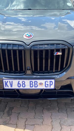 Sthandile Nkosi Instagram - SOCIAL MEDIA IS FAKE!💀🤣😭

The first part is where they'd normally cut the video and not show you the second part… NOT ME!!!😫😫😭😭

LALELA, These new fancy beast cars @bmw are a piece of brilliant engineering work that I didn’t know or trust If it was on or off. Mara angikhali NgiyiWon. (David Attenborough’s voice) “If you just look in the far right, you will see a specimen in another BMW not knowing how to do a simple reverse parking.” 🤣😭

Naaaahhh we need to drive or test drive more of these luxury branded vehicles more often. We can't be caught slippin’ like this… Awoa.

📷: @mike_rokska

#explore #bmwx7m60i #comedy #funnyvideos #bmwfourways #opulenceradio