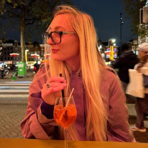 Stien den Hollander Instagram - met een lach en een traan ( en een drankie!! ) 💓❣️💖💐❤️‍🔥