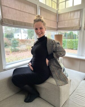 Stijn Fransen Instagram - Hallo Baby 🤰 Eindelijk hoef ik mijn buik niet meer inhouden, er is nog een mini mensje in de maak 💜 Heel veel zin om met je te knuffelen. Maar we moeten nog even geduld hebben… 

#baby #babybelly #pregnant #preggo #zwanger #minimensjeindemaak #happy #kannietwachten