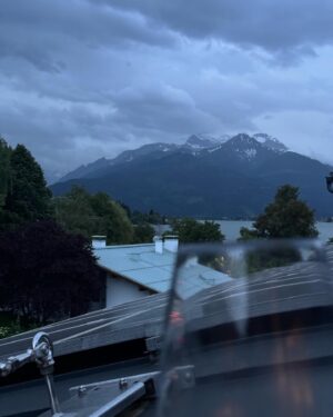 Stijn Fransen Instagram - De vakantie is begonnen 🎉⛰️
1: De wissel.. eerste 2u zitten er op. Ik wil altijd het eerste stuk rijden. Vind ik fijn ben ik meteen wakker hop en gaan. 🤨
2: Laden, plassen, koffie, broodjes en lekker even rond rennen ergens in Duitsland. 
3: Volgende stop. We stoppen elke 2u even plassen, benen strekken,eten maar vooral efficiënt de auto opladen. ✌️ 
4: Kindjes slapen voor de tweede keer te gelijk. Wat een feest! 
5: Doggyback 🥰
6: Georganiseerde chaos op de achterbank
7: JAAAAAAAA DE BERGEN. Hier doen we het voor!⛰️💚
8: Hier vond niemand het meer leuk. GELUID AAN 😂 (12u in de auto) inclusief laden en rustig aan doen want qua km 950 ofzo
9: Kindjes slapen en wij genieten van koffie en wijn 🍷 
10: Dit uitzicht is echt mijn lievelings! 2 weken lang bergen ♥️