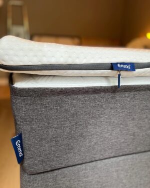 Stijn Fransen Instagram - Buikslaper 🛌 Tot ongeveer twee weken geleden kon ik nog op mijn buik slapen. We hebben onze fliptopper van de Emma Deluxe Boxpring omgedraaid naar de zachte kan, toen kon mijn steeds boller wordende buik lekker een kuiltje vormen in de topper. Wat een uitvinding die fliptopper 🙏😊 Bij @emmasleepnl hebben ze tot 50% korting de maand februari en als je dan mijn kortingscode: STIJN ook gebruikt krijg je daar nog eens 10% korting boven op 🥳 Slaap lekker! 

#emmasleep #loveyourdifferences #slaaplekker #pregnetbelly #bollebuik #zwanger #ad