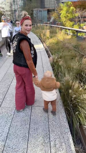 Stijn Fransen Instagram - High Line Park 💚 New York wat heb ik van je genoten en wat een bijzondere vakantie is dit. Eentje die ik voor altijd zal blijven herinneren 🫶 
Tot snel 🌆

#newyork #newyorkcity #love #vakantie outfit @fabiennechapot