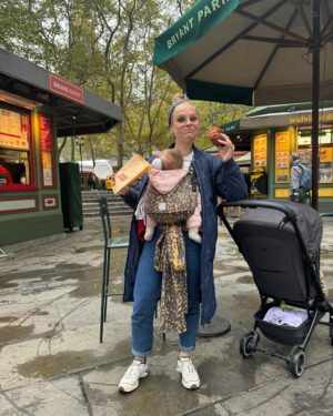 Stijn Fransen Instagram - Verloofd 💍 Even een kleine foto dump van de plek waar mijn man vorig jaar op zijn knie voor mij ging 🫶 
1: Koffie & een pain au chocolat to go
2: Foto maken van mijn verlovingsring op DE plek
3: De ring 😱
4: Mijn mannen 
5: De plek   Nine op mijn buik ipv IN mijn buik 
6: Lof dit uitzicht 
7: De man die stiekem alweer een foto van mij maakt terwijl ik de tourist uitgang ✌️
8: Nog zo’n heerlijke stads foto uitzicht 
9: De man en ik 
10: Kind had honger 🤱🏼