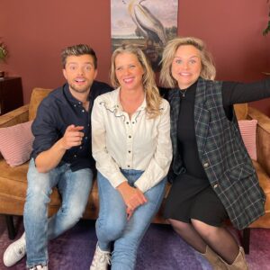 Stijn Fransen Instagram - Familie Dekker 👩‍👧‍👦 was weer even compleet vandaag. Heerlijk om weer even terug te komen in het oude nest. @gtst Wat wij hebben gedaan blijft natuurlijk nog eventjes geheim maar van t zomer kan je het zien! Blijft toch bijzonder, grappig en fijn hoe goed wij elkaar kennen en hoe snel je weer in de oude dynamiek terug gaat! 🫶

#familiedekker #gtst #sam #rover #linda #terugophetnest
