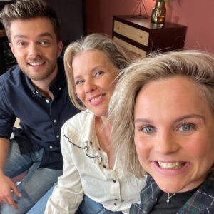 Stijn Fransen Instagram - Familie Dekker 👩‍👧‍👦 was weer even compleet vandaag. Heerlijk om weer even terug te komen in het oude nest. @gtst Wat wij hebben gedaan blijft natuurlijk nog eventjes geheim maar van t zomer kan je het zien! Blijft toch bijzonder, grappig en fijn hoe goed wij elkaar kennen en hoe snel je weer in de oude dynamiek terug gaat! 🫶

#familiedekker #gtst #sam #rover #linda #terugophetnest