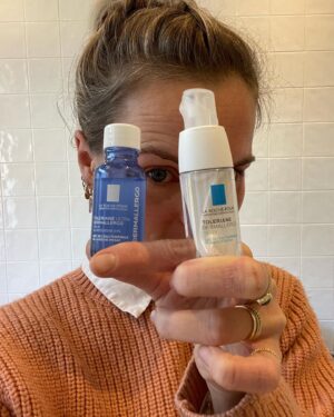 Stijn Fransen Instagram - Mijn hoofd 😁 Die heeft al de hele week een dikke vette error. Mega dikke allergie ogen en opgezwollen wangen en eczeem op mijn voorhoofd. Ik zie er uit alsof ik mega heb gehuild terwijl ik mij kei goed voel hahaha 😉 Niets wat helaas de zwelling tegen kan gaan maar de jeuk wel. Echt ik leef met het Toleriane serum en de oogcreme op zak deze dagen. Want zodra ik jeuk krijg kan ik er meteen wat opsmeren! Het serum is verzachtend en hydraterend en verrijkt met Neurosensine. Het helpt direct intensief te verminderen en om de huidbarrière te helpen herstellen ❤️‍🩹 
Kortom daarom zit hij in mijn zak deze week 🙌 

#toleriane #trotseambassadeur #ambassador #LRPLOVE #partner @larocheposay