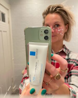Stijn Fransen Instagram - Redder in nood 🆘 Voor iedereen die de Cicaplast Baume B5 niet kent. Dit is echt je redder in nood in alle omstandigheden. Zoals je op de foto ziet had ik gisteravond opeens een mega eczeem uitbraak. Dus dan doen ik er een laagje op voordat ik ga slapen. Maar ook op Lieuwe zijn billen is het super fijn. Met dit weer als de kloven in mijn vingers springen. Oprecht in elke tas samen met mijn Cicaplast lippenbalsem zit een tube Cicaplast Baume B5. 
En nou is die vernieuwd er staat een   achter de 5. Het Herstelt optimaal de huidbarrière: Madecassoside   Koper - Zink - Mangaan   Tribioma. 
Verzacht droge, geïrriteerd aanvoelende zones: 5% Panthenol. En beschermt de huid: Rijke en voedende textuur. 

#proudambasaseur #trotseambassadeur #ambassador #LRP #cicaplast #baumeb5  #publiciteit @larocheposay