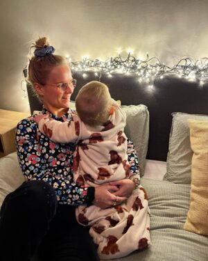 Stijn Fransen Instagram - Kerstbed 🎄🤩 Donkere dagen voor kerst dus dat betekend nog langer in bed liggen omdat in het donker opstaan met -2 echt niet mijn lievelings is. Lieuwe die lekker bij ons kruipt als hij wakker is en nog even met de kerstlampjes aan in bed. Op zulk soort momenten ben ik echt heel blij met ons Emma delux boxspring. Een goed bed is zo belangrijk! @emmasleepnl heeft nu mega Christmas korting en als je mijn kortingscode: STIJN gebruikt krijg je daar nog eens 10% korting boven op 🥂 dus score nu je nieuwe Emma item 👌

#emmasleep #buywhatreallymattress #ad @emmasleepnl #boxpringdelux #koudedagenvoorkerst