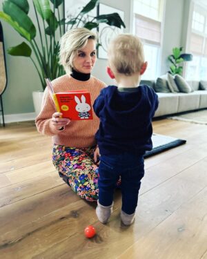 Stijn Fransen Instagram - 1,5 jaar 🤯 onze kleine grote kleine man. Vandaag 24 januari precies 1,5 jaar oud. HALLO HEE wat gaat de tijd snel maar ook zo langzaam. Ben vandaag een beetje labiel hahaha 😜 Ik blijf het een dingetje vinden 6 weken, 6 maanden, 1 jaar 1,5 jaar en straks 2. Oké ik hou op vandaag is gewoon zo’n dag 👋 

#anderhalfjaar #kleintjeswordengroot #klein #groot #dreumes #18maanden #moeder #mam #motherhood