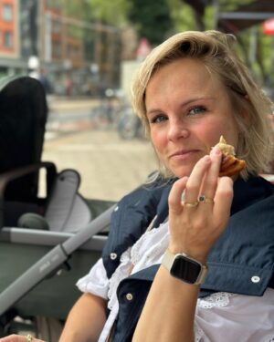 Stijn Fransen Instagram - Amsterdam 🩵 Heel even een ochtend weg. Kapper, koffie, k(c)roissants een perfecte ochtend! En nu weer B&B vol liefde kijken en inslaap vallen met die kleine meid in mijn armen 😅

#perfectevrijdag #ochtend #kapper #koffie #croissant #benbvolliefde #baby