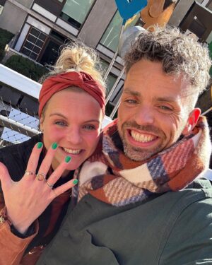 Stijn Fransen Instagram - YES! Ik zei JA 💍 Hij ging op z’n knie in New York op High Line park hoe romantisch wil je het hebben 🤍 Dus sorry geen babyboy door een blauwe cupcake (wel heel leuk bedacht allemaal 😂) maar een verloving! 🫶 
We hebben nog geen datum of plek dus alle tips voor een unieke, bijzondere (voor een klein gezelschap) locatie in Nederland zijn heel welkom 🤗 

#vierdeliefde #trouwen #bruid #verloofd #2023 #newyork #highlinenyc