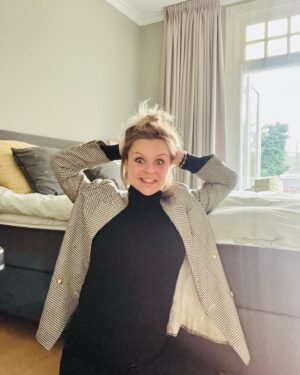 Stijn Fransen Instagram - Chaos 🤯 Onze slaapkamer was ontploft we hebben ook een paar dagen in het logeerbed geslapen 🛏️ Ik begin dan met opruimen, en ja dan wordt het eerst altijd veel erger maar daarna is het zo fijn! Maar deze klus duurde even wat langer dan 1 opvang dag, oeps 😂 Maar het is klaar! En wat ben ik blij dat we nu weer heerlijk in ons Emme Deluxe Boxpring bed slapen, stiekem zou ik dus heel graag de storage variant willen zodat als ik opruim woede heb ik het kan verstoppen onder het bed 😂 Ken je dit opruim gevoel dat je denkt of fix ik even maar dat je het dan even verkeerd hebt ingeschat?😱 MET MIJN KORTINGSCODE : STIJN KRIJG JE 10% EXTRA KORTING OP JE NIEUWE @emmasleepnl BOVEN OP DE KORTING VAN DE SITE. Dus nu de kans om stiekem met korting dingen onder je bed te verstoppen 👍🙋‍♀️ 

#SwitchOffSleepWellSwitchOn #EmmaWorldSleepDay2023 @emmasleepnl #partner #opruimen #nuweerlekkerslapen