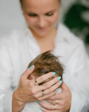 Stijn Fransen Instagram - Verbinding 💞 Moeder worden is niet in woorden te beschrijven. Ik kan oprecht niet vertellen wat er gebeurd, want er veranderde iets in mij. Er hebben twee mensjes gegroeid en geleefd in mijn buik♥️ De navelstreng was de connectie en nu is mijn melk wat hun laat groeien. BIZAR wat het vrouwenlijf kan. Ik vind dat zo bijzonder! 
Twee jaar geleden kwam ik Nicole van @mimmiesieraden tegen. Zij maakt van moedermelk sieraden maar dus ook van de navelstreng of een melktandje. Dus ik dacht DAT WIL IK! Van Lieuwe heb ik een Moedermelkring en nu van Nine heb ik een Navelstrengring, in een ketting de melk van Lieuwe en Nine samen, zodat die twee kleintjes bij elkaar zijn 💞

📸 @sharon.gallardo.photography 

#moedermelk #moedermelksieraad #navelstreng #navelstrengsieraad #moeder #mom #gekregen