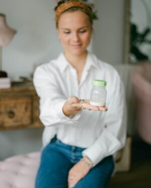 Stijn Fransen Instagram - Verbinding 💞 Moeder worden is niet in woorden te beschrijven. Ik kan oprecht niet vertellen wat er gebeurd, want er veranderde iets in mij. Er hebben twee mensjes gegroeid en geleefd in mijn buik♥️ De navelstreng was de connectie en nu is mijn melk wat hun laat groeien. BIZAR wat het vrouwenlijf kan. Ik vind dat zo bijzonder! 
Twee jaar geleden kwam ik Nicole van @mimmiesieraden tegen. Zij maakt van moedermelk sieraden maar dus ook van de navelstreng of een melktandje. Dus ik dacht DAT WIL IK! Van Lieuwe heb ik een Moedermelkring en nu van Nine heb ik een Navelstrengring, in een ketting de melk van Lieuwe en Nine samen, zodat die twee kleintjes bij elkaar zijn 💞

📸 @sharon.gallardo.photography 

#moedermelk #moedermelksieraad #navelstreng #navelstrengsieraad #moeder #mom #gekregen
