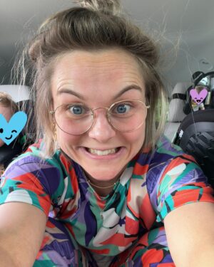 Stijn Fransen Instagram - De vakantie is begonnen 🎉⛰️
1: De wissel.. eerste 2u zitten er op. Ik wil altijd het eerste stuk rijden. Vind ik fijn ben ik meteen wakker hop en gaan. 🤨
2: Laden, plassen, koffie, broodjes en lekker even rond rennen ergens in Duitsland. 
3: Volgende stop. We stoppen elke 2u even plassen, benen strekken,eten maar vooral efficiënt de auto opladen. ✌️ 
4: Kindjes slapen voor de tweede keer te gelijk. Wat een feest! 
5: Doggyback 🥰
6: Georganiseerde chaos op de achterbank
7: JAAAAAAAA DE BERGEN. Hier doen we het voor!⛰️💚
8: Hier vond niemand het meer leuk. GELUID AAN 😂 (12u in de auto) inclusief laden en rustig aan doen want qua km 950 ofzo
9: Kindjes slapen en wij genieten van koffie en wijn 🍷 
10: Dit uitzicht is echt mijn lievelings! 2 weken lang bergen ♥️