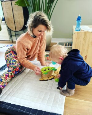 Stijn Fransen Instagram - 1,5 jaar 🤯 onze kleine grote kleine man. Vandaag 24 januari precies 1,5 jaar oud. HALLO HEE wat gaat de tijd snel maar ook zo langzaam. Ben vandaag een beetje labiel hahaha 😜 Ik blijf het een dingetje vinden 6 weken, 6 maanden, 1 jaar 1,5 jaar en straks 2. Oké ik hou op vandaag is gewoon zo’n dag 👋 

#anderhalfjaar #kleintjeswordengroot #klein #groot #dreumes #18maanden #moeder #mam #motherhood