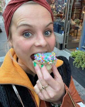 Stijn Fransen Instagram - Magnolia Bakery 🧁 Als of er een engeltje over je tong piest zo lekker. We hadden wat te vieren maar daar later mee over 😉 Oh New York ik mis je 🥰 

#magnoliabakery #cupcakes #smullen #ietstevieren #stiekem