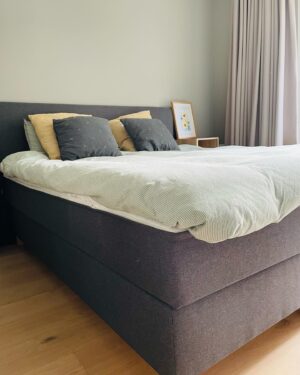 Stijn Fransen Instagram - Chaos 🤯 Onze slaapkamer was ontploft we hebben ook een paar dagen in het logeerbed geslapen 🛏️ Ik begin dan met opruimen, en ja dan wordt het eerst altijd veel erger maar daarna is het zo fijn! Maar deze klus duurde even wat langer dan 1 opvang dag, oeps 😂 Maar het is klaar! En wat ben ik blij dat we nu weer heerlijk in ons Emme Deluxe Boxpring bed slapen, stiekem zou ik dus heel graag de storage variant willen zodat als ik opruim woede heb ik het kan verstoppen onder het bed 😂 Ken je dit opruim gevoel dat je denkt of fix ik even maar dat je het dan even verkeerd hebt ingeschat?😱 MET MIJN KORTINGSCODE : STIJN KRIJG JE 10% EXTRA KORTING OP JE NIEUWE @emmasleepnl BOVEN OP DE KORTING VAN DE SITE. Dus nu de kans om stiekem met korting dingen onder je bed te verstoppen 👍🙋‍♀️ 

#SwitchOffSleepWellSwitchOn #EmmaWorldSleepDay2023 @emmasleepnl #partner #opruimen #nuweerlekkerslapen