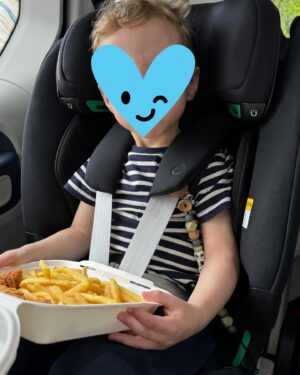 Stijn Fransen Instagram - De vakantie is begonnen 🎉⛰️
1: De wissel.. eerste 2u zitten er op. Ik wil altijd het eerste stuk rijden. Vind ik fijn ben ik meteen wakker hop en gaan. 🤨
2: Laden, plassen, koffie, broodjes en lekker even rond rennen ergens in Duitsland. 
3: Volgende stop. We stoppen elke 2u even plassen, benen strekken,eten maar vooral efficiënt de auto opladen. ✌️ 
4: Kindjes slapen voor de tweede keer te gelijk. Wat een feest! 
5: Doggyback 🥰
6: Georganiseerde chaos op de achterbank
7: JAAAAAAAA DE BERGEN. Hier doen we het voor!⛰️💚
8: Hier vond niemand het meer leuk. GELUID AAN 😂 (12u in de auto) inclusief laden en rustig aan doen want qua km 950 ofzo
9: Kindjes slapen en wij genieten van koffie en wijn 🍷 
10: Dit uitzicht is echt mijn lievelings! 2 weken lang bergen ♥️