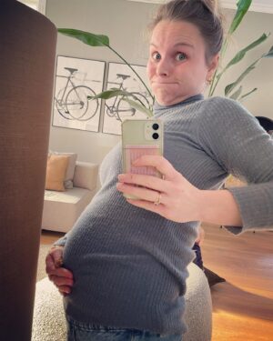 Stijn Fransen Instagram - Bolle buik 🤰 Dachten even leuk een buik update maar mijn hoofd wilde niet normaal op de foto dus dan maar zo 😂 Ik vind het weer zo heerlijk om zwanger te zijn, zo bijzonder dat er leven in je groeit 🧡 Moet wel zeggen dat ik zwaar onderschat heb hoe pittig het is als je een dreumes heb rond lopen. Want bij de eerste zwangerschap kon ik slapen, chillen, liggen eten wanneer ik wilde en nu is dat compleet anders 😎 Ik tel echt de weken af tot die kleine en Lieuwe elkaar gaan ontmoeten 😊 Hoe was jullie tweede zwangerschap? Anders, fijner, heftiger, het zelfde? Ben even nieuwsgierig 

#23weken #zwanger #pregnant #baby #babybelly #buik