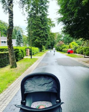 Stijn Fransen Instagram - Samen naar buiten 👨‍👩‍👧‍👦 Kraamtranen want dol gelukkig en zo uitgekeken naar dit moment. Naar buiten met z’n vieren klinkt natuurlijk heel idyllisch maar swipe voor hoe het echt ging 😂 Tot op de dag dat ik ging bevallen was ik elke dag met Lieuwe buiten aan het spelen poeh wat kan je die heerlijke buiten lucht missen en wat een gelukkig mens ben ik nu 😊🙏 

#allesvoorheteerst #naarbuiten #gezinvanvier #baby #kraamtranen #happy