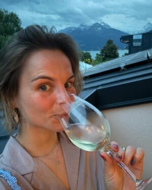 Stijn Fransen Instagram - De vakantie is begonnen 🎉⛰️
1: De wissel.. eerste 2u zitten er op. Ik wil altijd het eerste stuk rijden. Vind ik fijn ben ik meteen wakker hop en gaan. 🤨
2: Laden, plassen, koffie, broodjes en lekker even rond rennen ergens in Duitsland. 
3: Volgende stop. We stoppen elke 2u even plassen, benen strekken,eten maar vooral efficiënt de auto opladen. ✌️ 
4: Kindjes slapen voor de tweede keer te gelijk. Wat een feest! 
5: Doggyback 🥰
6: Georganiseerde chaos op de achterbank
7: JAAAAAAAA DE BERGEN. Hier doen we het voor!⛰️💚
8: Hier vond niemand het meer leuk. GELUID AAN 😂 (12u in de auto) inclusief laden en rustig aan doen want qua km 950 ofzo
9: Kindjes slapen en wij genieten van koffie en wijn 🍷 
10: Dit uitzicht is echt mijn lievelings! 2 weken lang bergen ♥️