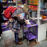 Stina Wollter Instagram - På väg hem från intensiva dagar i göteborg. Stannade till på pocketshop på centralstationen och signerade de tre pocketarna som fanns kvar. ”Kring denna kropp” (min debut från 2018) fortsätter puttra in i människors liv och det är en stor glädje. Min fjärde bok håller på att få form och jag längtar efter att kunna berätta mer. Trots månader av förlorad arbetstid i höstas, då jag skulle ha skrivit men inte kunde, har jag hopp om att klara tidsplanen. Du som följer mig, tack för att du hänger med i toppar och dalar, stiltje och storm, vardag och kalas, konst och kris, sång och panik, kärlek och kamp, smink och sunk, dans och depp, fröjd och fis. Mitt inre fylls och förtvivlas av fasorna och de grova brotten mot mänskligheten i Gaza och på Västbanken och det känns ärligt talat helt surrealistiskt att så mycket bara rullar på under denna historiska tid. Men rullar gör tiden och vi med den.