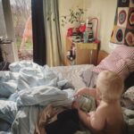 Stina Wollter Instagram - Ja eftersom jag sen ett par år ägnar mig åt att få lite bättre sömn och lite mindre stress i kroppen har jag små enkla rutiner som inte är krångliga. Jag går tex rakt upp ur sängen barfota ut på marken (jag vet, otroligt lyxigt att bo i hyreslägenhet med uteplats) och rör på mig lite på sätt som känns bra, kanske skakar jag bara, sträcker på mig, hoppar några hopp och svänger med armarna, men alltid ut i ljuset och luften. Ja, jag har tassat ut i snö också och nej, jag är inte alltid naken och ja, det har hänt att någon passerat. Sen har jag fått (tack Myrica) en fin yoganidrameditation på 22 minuter med en röst som jag står ut med som jag gör så ofta jag kommer på det. Ibland varje dag, ibland en gång i veckan. Vidare undviker jag mobil direkt på morgonen, dagsljus är det första min hjärna ska ha. Jag och min man har en grej att när vi är hemma båda på morgonen för att han börjar sent på posten dansar vi minst tre låtar från listan ”Stinas morgondans” och stunden avslutas med att vi klappar på oss själva och varandra och kramas rent vetenskapligt och även av känsloskäl mer än 20 sekunder. Lite jäkla disciplin va. Jag halkade i en bastu i onsdags och mitt knä utan korsband glonkade till och jag är så jäääkla 😔över detta. Om jag bara inte gått ner i spagat i en satans talkshow (lite hetsad) och fastnat med foten med mina doc Martens i en gummiartad studiomatta 2018 hade allt varit bra. Nu är det bara att börja från noll igen med rehabövningar. 😕. Jag är på en trång plats arbetsmässigt då jag ligger lite efter och det hugger till av stress och rädsla. Men jag försöker ha tillit. Stress och rädsla är inga bra färdkamrater när ens arbete handlar om skapande. Viss press från deadline funkar bra men inte denna skörhet och detta tvivel som leder till rädsla. Oj vad svårt det är att inte bli sin egen stränga domare som redan innan något är gjort, kastar fram hinder. Jag vet mycket om kreativ process och flow men i vissa lägen i livet hoppar gammalt ruttet bagage fram och lägger sig i vägen och medan man håller på att karva sig igenom skiten förlorar man flowet och börjat tvivla. Så pendlar det; skapande, tvivel, tillit, tomhet, vittring, flow, tvivel…