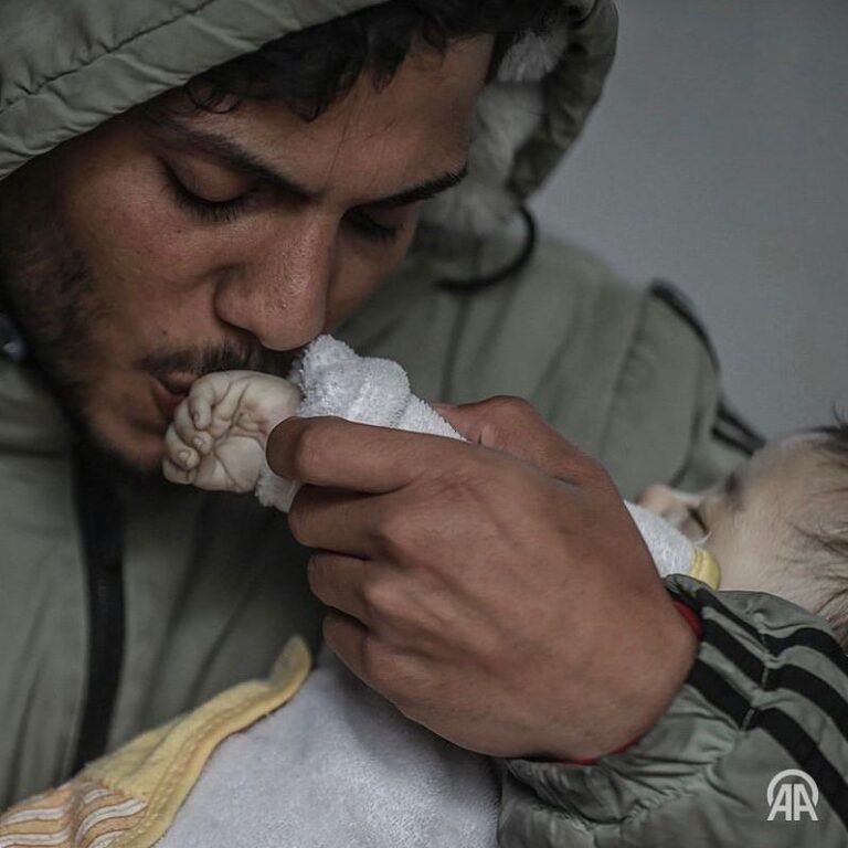 Stina Wollter Instagram - Styrelsen för medmänsklighet och rättvisa* har enhälligt beslutat att denna bild från Gaza är årets bild. Den valdes med smärta och vanmakt från tusentals liknande foton med samma motiv: föräldrar i Gaza som kysser sina döda barn farväl. Barn som medvetet mördats. I tusental. Ett barn var tionde minut dödas av israelisk militär i Gaza sen fem månader tillbaka. Nu dödar svält också. Svält som metod i det pågående folkmordet. Där nästan hälften av de 30.000 döda är barn och ca 25.000 barn är föräldralösa. Hur många lik som ligger under de kollapsade husen vet ingen. Mer är 70% av Gazas bebyggelse är sönderbombad. Universitet, kulturella byggnader, religiösa platser, sjukhus, bibliotek, skolor… @alijadallah66 (photo) I am deeply sorry that you have to bear witness about the unbelievable atrocities against the people of Gaza. All I can do is to at least share to my followers, in hope to wake up the urge to fight for peace and liberation. #ceasefirenow🇵🇸 #åretsbild2024 #åretsbild2023 *Nej det finns ingen sådan- men jag var tvungen att förmänskliga och synliggöra i tider då avhumanisering och massakrer sker inför våra ögon. Är världen galen? Genèvekonventionen och folkrätten, krigslagar, internationella lagar och mänskliga rättigheter, inget tycks kunna skydda Palestina. Trots anmälningar år efter år. År efter år. År efter år. Al Nakba* pågår fortfarande. Faktum är att allt fortgår enligt planen: att utplåna och fördriva. Ingen INGEN kan påstå att den inte visste. VI VET. Allt sker öppet, israeliska ministrar säger det rakt ut och IOF sjunger, dansar och jublar när de spränger hela bostadskvarter i luften. Och jag vet inte hur den människa som försvarar detta är funtad. Jag vet inte hur sjuk en värld är som inte kan stoppa det. Sa man inte ”aldrig mer”? *Al Nakba, den stora katastrofen 1948 då omkring 750 000 palestinier fördrevs och tvingades på flykten och över 400 byar jämnades med marken eller togs över av de militära styrkor som kom att bli den israeliska armén. #notinavacuum