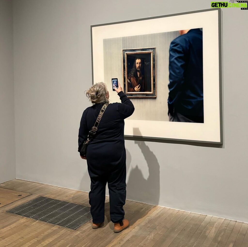 Stina Wollter Instagram - I stories fick ni i söndags följa med då jag tittade på och pratade om ett antal verk på Tate Modern. Utställningen heter Capturing the moment. @olsmick fotade mig medan jag filmade och pratade om Dürers självporträtt i det här fotot.