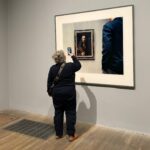 Stina Wollter Instagram – I stories fick ni i söndags följa med då jag tittade på och pratade om ett antal verk på Tate Modern. 
Utställningen heter Capturing the moment. 

@olsmick fotade mig medan jag filmade och pratade om Dürers självporträtt i det här fotot.