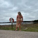 Stina Wollter Instagram - Tack Nyköping! Vilken fin kväll vi fick. Den bär jag med mig. Idag på vägen hem stannade vi till vid strandstuviken så att jag skulle få bada. Jag skrämde kanske 20 svanar som blev lite oroliga en bit ut när jag vid bad nummer två vrålade ut det som behövde vrålas ut. Sen andades jag, klappade mig och klädde på mig och så åkte vi hem och nu kokas det Putanesca. Foto @olsmick