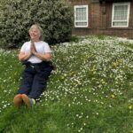 Stina Wollter Instagram - Hälsningar från London. Ett axplock från dagens utställningar. Här blommar magnolian. Och tänk att instagram gett oss en vän @fauifesto här i London. Först bara instavänskap och ett digitalt gig för @jolylicks och sedan efter covid bokades vi 2022 för en spelning på queerfestivalen @fervorfestival som hon jobbar med och då fann vi varandra än mer. Tänk vad livet ändå bjuder på möten på olika ställen! (Delar mer info om verken i stories) nähäpp filmer verkar inte kunna laddas. Sorry. Hade filmat konsten men ser att det inte blivit.🫥 Det är verkligen något vajsing med mitt konto…