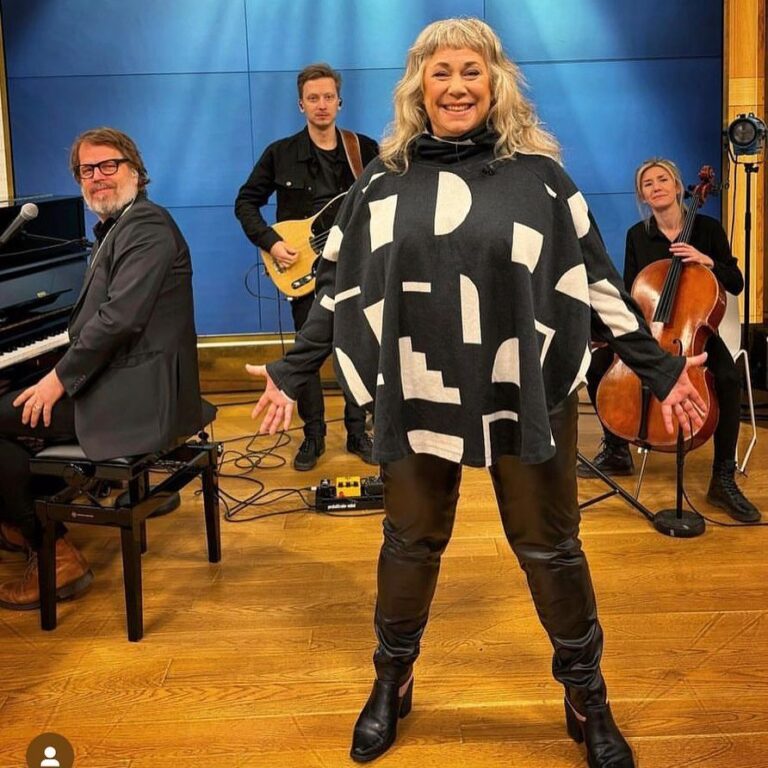 Stina Wollter Instagram - Hej! Nu har vi fått framföra en version av ”Jag ser en bro” hos @nyhetsmorgon och det kändes så fint. Men- Vilken miss att varken musikernas namn eller att musik och prod är av @peckapope Pecka Hammarstedt nämndes! Det är ju suuuperviktigt! (Jag har skrivit texten.) Bas: @classbo Cello: @cellobeskow Piano, musik, producent, arr: @peckapope