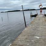 Stina Wollter Instagram - Tack Nyköping! Vilken fin kväll vi fick. Den bär jag med mig. Idag på vägen hem stannade vi till vid strandstuviken så att jag skulle få bada. Jag skrämde kanske 20 svanar som blev lite oroliga en bit ut när jag vid bad nummer två vrålade ut det som behövde vrålas ut. Sen andades jag, klappade mig och klädde på mig och så åkte vi hem och nu kokas det Putanesca. Foto @olsmick