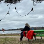 Stina Wollter Instagram - Tack Nyköping! Vilken fin kväll vi fick. Den bär jag med mig. Idag på vägen hem stannade vi till vid strandstuviken så att jag skulle få bada. Jag skrämde kanske 20 svanar som blev lite oroliga en bit ut när jag vid bad nummer två vrålade ut det som behövde vrålas ut. Sen andades jag, klappade mig och klädde på mig och så åkte vi hem och nu kokas det Putanesca. Foto @olsmick
