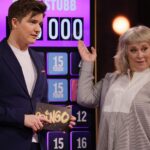Stina Wollter Instagram - Kommer fnissa generat och länge åt mitt bidrag till programlederiet i @bingolotto_ Tänker på -den fantastiska människan stående bakom kameramannen som håller upp en padda med en inringares namn på. Jag har ju glasögon då jag ska se sånt på mer eller mindre avstånd; vägskyltar vid bilkörning, bio, teater, konserter, tv. Eller padda på 4 meters avstånd. Jag läser namnet och säger med min vänliga programledarröst som glatt och vant skuttar fram efter 30 år i radio: VÄLKOMMEN ÅSA XXXXX. Tystnad, personen med paddan förstorar texten samtidigt som inringaren säger: ÅKE. Åke. ”Åke” ekar det som om någon ropade i skogen. Två bilder i posten. Pga av frågor: skjorta från @arketofficial -sprang in och köpte den dagen innan tv-sändningen utan att prova. Stlk 44 funkade. Hade med mig blommiga och färgglada tv-kläder till Gbg men kände plötsligt att jag behövde ha något stramt. Ibland behövs stramhet för att att jag ska känna mig trygg. Ibland motsatsen. Sången blev rätt kass hursom, men jag hade roligt och kände mig trygg. Oerhört fina människor som jobbar med produktionen.
