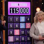Stina Wollter Instagram - Kommer fnissa generat och länge åt mitt bidrag till programlederiet i @bingolotto_ Tänker på -den fantastiska människan stående bakom kameramannen som håller upp en padda med en inringares namn på. Jag har ju glasögon då jag ska se sånt på mer eller mindre avstånd; vägskyltar vid bilkörning, bio, teater, konserter, tv. Eller padda på 4 meters avstånd. Jag läser namnet och säger med min vänliga programledarröst som glatt och vant skuttar fram efter 30 år i radio: VÄLKOMMEN ÅSA XXXXX. Tystnad, personen med paddan förstorar texten samtidigt som inringaren säger: ÅKE. Åke. ”Åke” ekar det som om någon ropade i skogen. Två bilder i posten. Pga av frågor: skjorta från @arketofficial -sprang in och köpte den dagen innan tv-sändningen utan att prova. Stlk 44 funkade. Hade med mig blommiga och färgglada tv-kläder till Gbg men kände plötsligt att jag behövde ha något stramt. Ibland behövs stramhet för att att jag ska känna mig trygg. Ibland motsatsen. Sången blev rätt kass hursom, men jag hade roligt och kände mig trygg. Oerhört fina människor som jobbar med produktionen.