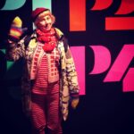 Stina Wollter Instagram - Skrollade till 2 mars 2014 bland bilderna i mobilen och fann denna glada bild. Jobbade i pyjamas tydligen. Det gjorde jag ibland. Man syns ju inte i radio. Tänk så många år och så många kvällar mot midnatt jag suttit i direktsändning. Jag räknade ut nån gång hur många människor jag talat med under 30 år i P4 och kom fram till över 10.000. Så-när jag säger att mina radiotimmar varit mitt vuxenuniversitet, är det inte bara några gulliga ord utan ren och skär sanning. Jag har vidgats, knådats och fostrats av det svenska folket. När folk ringde in var ett av mina ”trix” ofta att blunda, och så låtsades jag att jag typ mötte inringaren i en tunnel eller så, där det bara var vi. Det skärpte mina sinnen, jag kunde höra på en paus, ett andetag, en tvekan, en tonändring åt vilket håll och hur jag skulle föra samtalet. Ibland när jag möter unga människor händer det att de säger att de växt upp med min röst, att de hört den när de skulle sova, hemma eller hos far- och morföräldrar. Och nu följer de mig på instagram. Livet är så märkligt men häromdagen när jag av någon anledning (Jo jag hade pratat med någon som gått på samma högstadieskola som jag) hamnade i ett summerande tillstånd och liksom zoomade ut och såg allt som ett flöde kändes inget märkligt utan väldigt logiskt, och väldigt väldigt överväldigande. Jag kände till och med mina dödas plats i nuet. Allt blev plötsligt övermäktigt. Sen Kom Min första riktigt grova panikångestattack sen 90-talet o daskade in i min kropp i full kraft. Det var chockartat att träffa den igen. Mina älskade vänner och mina familj vill veta vad som hände men när jag ska förklara går det inte, när jag börjar försöka prata kommer trycket över bröstet o kallsvetten… så jag backar. Och inte fan hade jag tänkt berätta detta här men nu blev det så. Jag vet ju hur många som vet. Och tänker som vanligt att det spelar roll att prata om hur livet känns, precis som alla dom som pratat med mig om tusen olika saker i radio har spelat roll. Jag tror det också spelar roll hur själen påverkas att i vanmakt se all denna död. Vi lärs medmänsklighet, sanning och moralisk kompass och plötsligt så är allt liksom helt mosat, meningslöst.