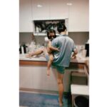 Suan Wang Instagram - 這是一位母親泡奶的背影。